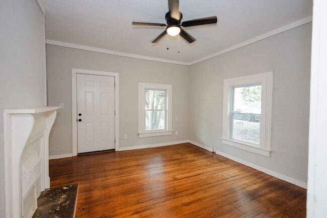 Building Photo - Move-in special: 50% off 1st month's rent – Newly Renovated 2 Bedroom Home!