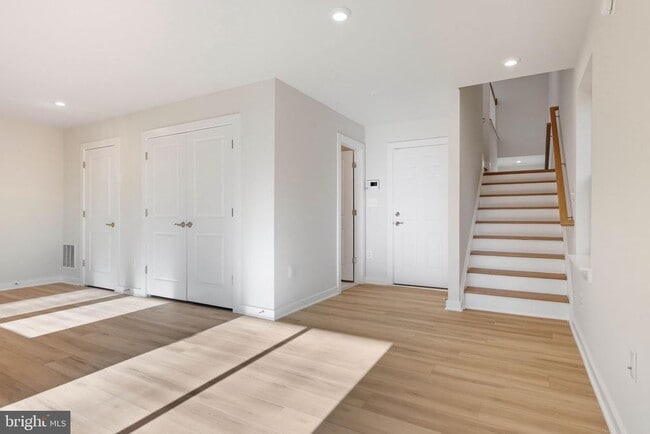 Building Photo - 1011 Venifena Terrace SE