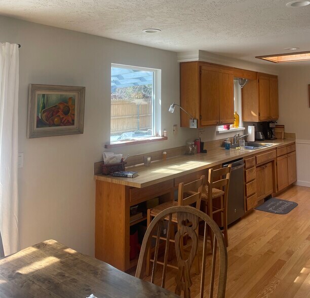 Kitchen - 1395 NE Seward Ave