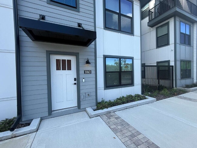 Building Photo - Modern 2-Bedroom Townhome with Garage Parking in the Heart of Jacksonville - Stylish Townhome – 1...