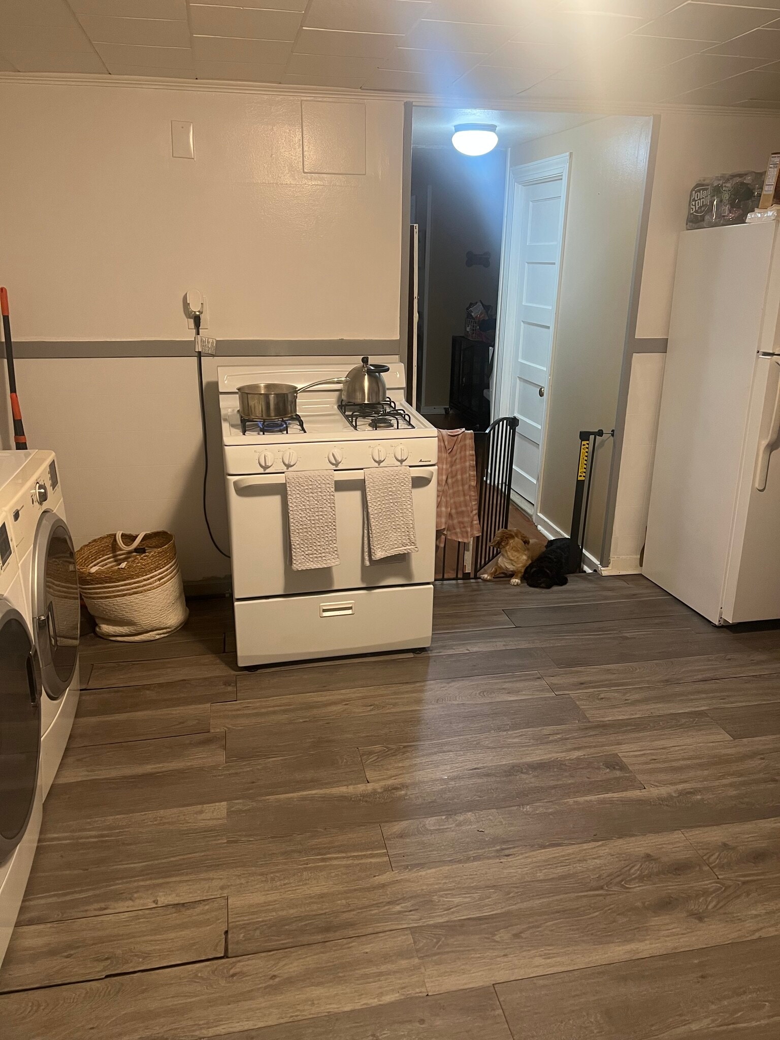 Kitchen with washer and dryer hook up - 32 Pleasant St