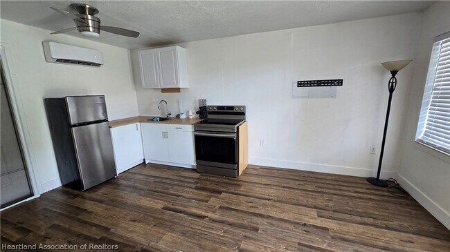 Building Photo - 404 N Ridgewood Dr