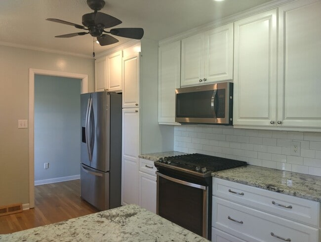 Primary Photo - 13 Bosch Ln