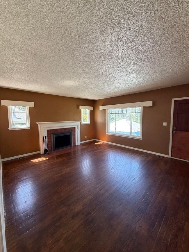 Building Photo - Adorable House with Large Yard, 1.2 Miles from Oregon Tech and Sky Lakes Medical Center!