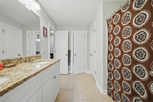 Building Photo - 431 Shorewood Pl
