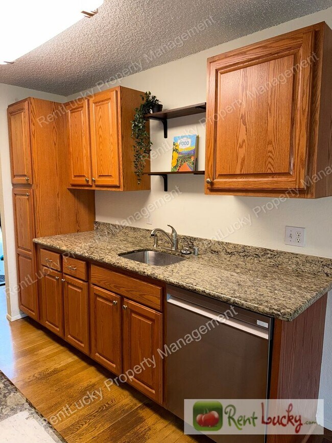 Building Photo - Cozy Kirkland Condo! 1 Bed, 1 Bath w/ Updated Kitchen and Additional Parking!