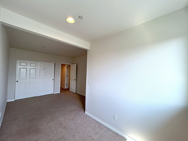 Building Photo - Gorgeous 2-bedroom Townhouse with attached...