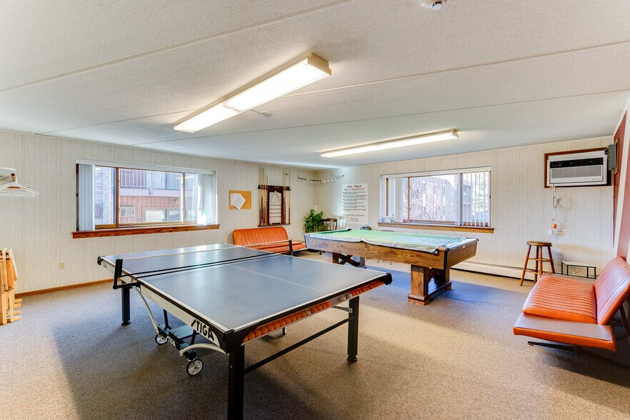 Games room - 2700 Oxford St N