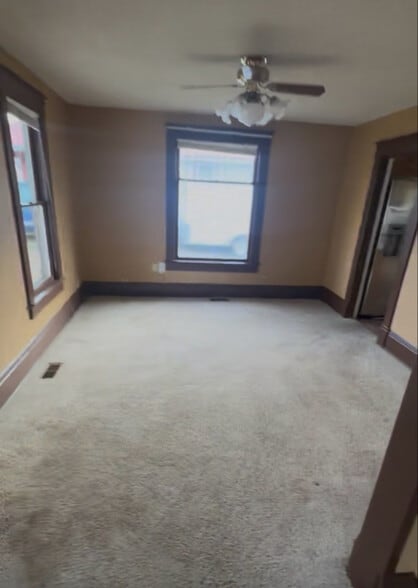 Building Photo - 916 N Sheridan Ave