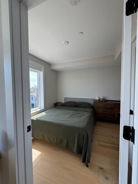 Building Photo - 919 12th St NE