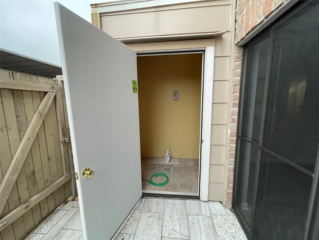 Building Photo - 2120 Wilcrest Dr