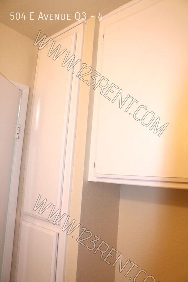 Building Photo - 504 E Ave Q3