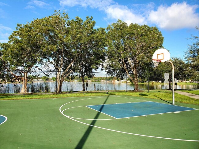 Building Photo - 120 Royal Pk Dr