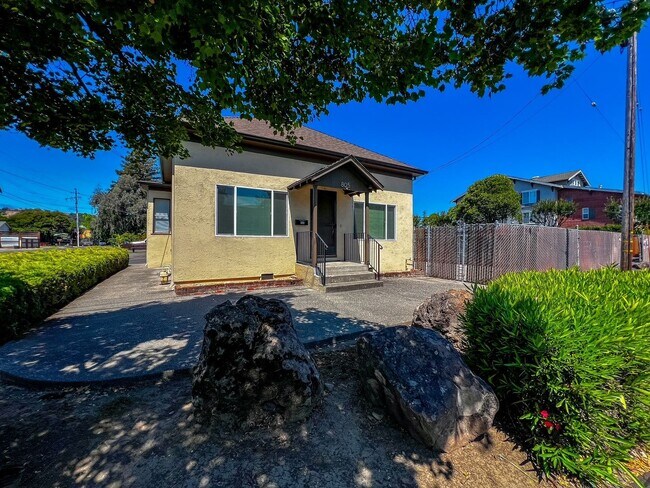 Building Photo - Charming 2 Bedroom, 1 Bathroom Home with Large Fenced Yard + Garage