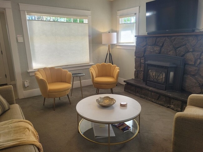 Building Photo - Charming Historical Home, Desirable Downtown Location. Flexible Lease Terms, 30-day Min. All Util...