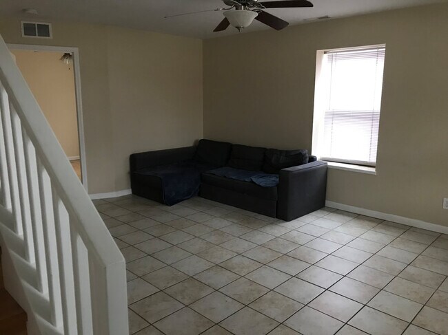 Building Photo - 908 W Mill St