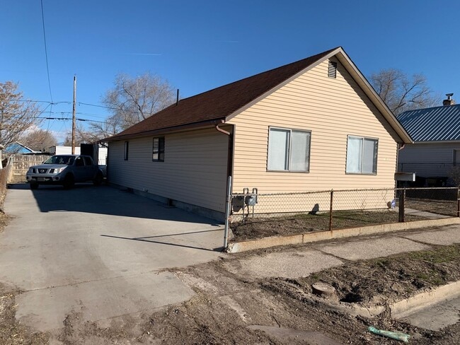 Building Photo - Updated 4 Bed Home with Large Yard
