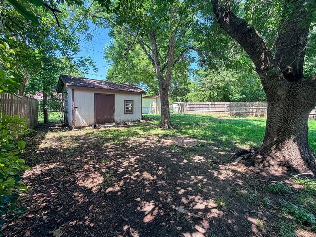 Building Photo - 3 Bedroom, 2 Bath Home in Burleson - Great Location!
