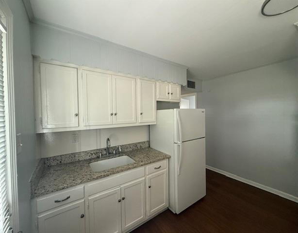 Building Photo - Freshly renovated 2-bedroom, 1-bath apartment