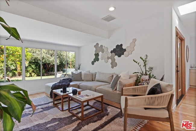 Building Photo - 7339 Lasaine Ave