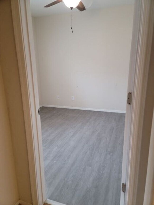 Building Photo - Single story with lots of tile in living a...