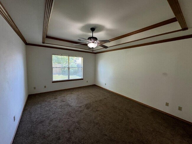 Building Photo - 4 bed, 2 bath ,3 car with storm shelter! B...