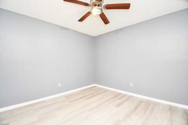 Building Photo - 12015 Osage Park Dr