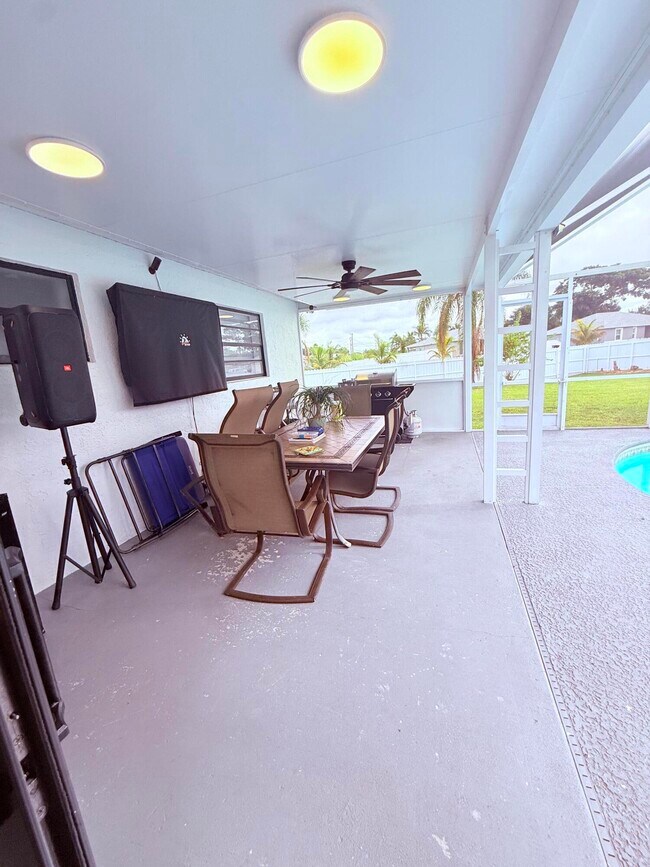 Building Photo - 302 SW Whitmore Dr