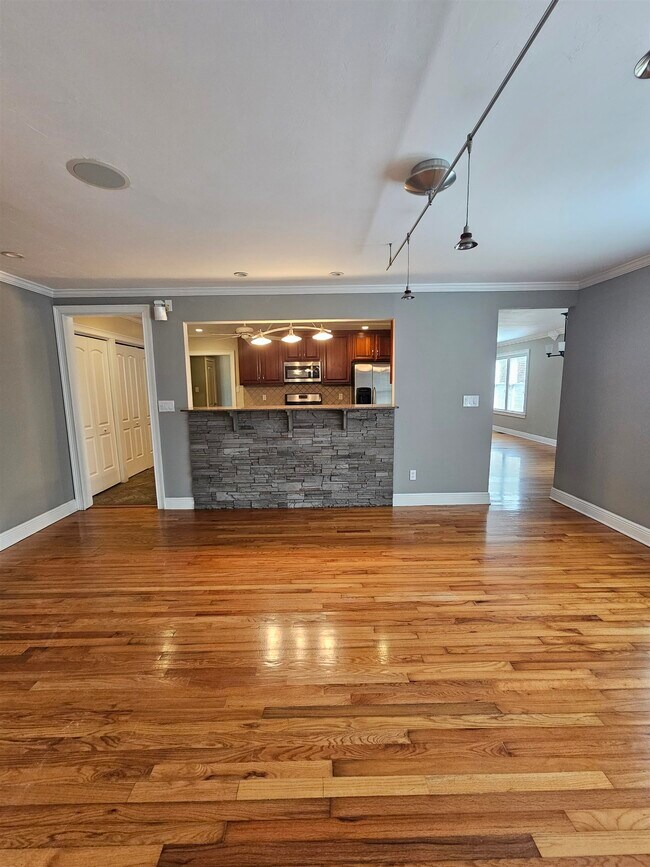 Building Photo - 850 Brookwood Dr