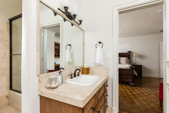 Building Photo - 7421 N Las Brisas Ln