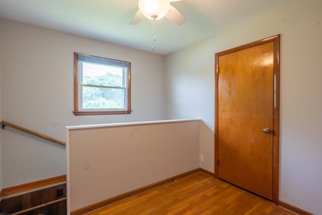 Building Photo - 2 bed and 1.5bath house with office space ...