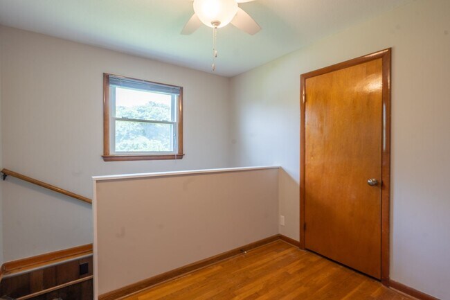 Building Photo - 2+ bedrooms and 1.5bath house with office ...