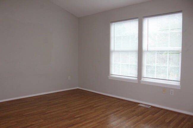 Building Photo - Dakota Station - 2 BR/1 BA Condo!
