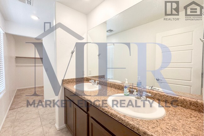 Building Photo - 4Bed/4Bath House w/2 Car Gar in Tucson! $1...
