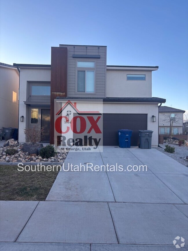 Building Photo - 4 bed | 2 1/2 bath | 2 car garage in Deser...