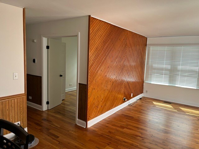 Building Photo - 1805 Jamestown Cir