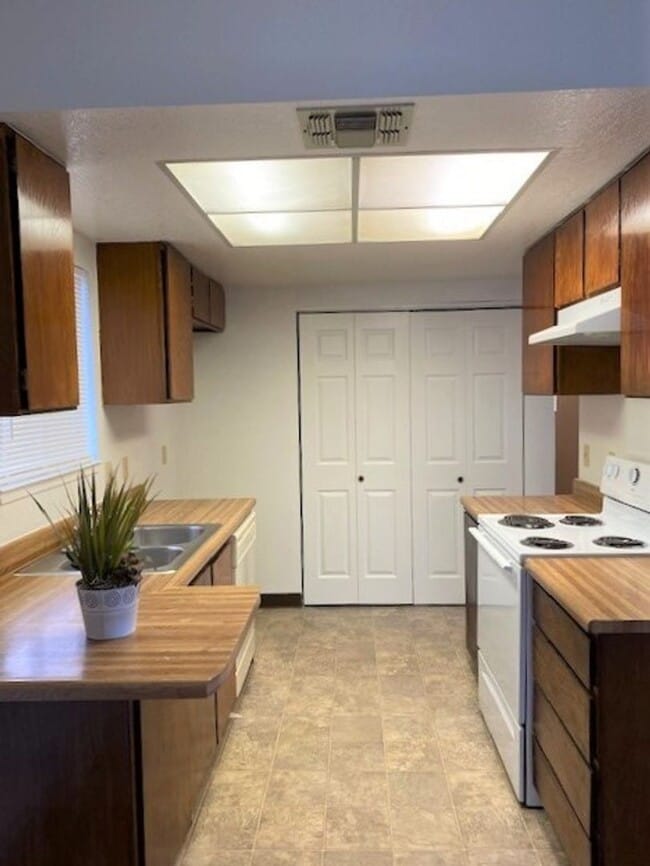 Building Photo - Nice North Redding Home!