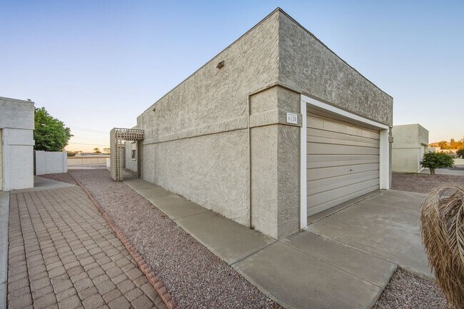 Building Photo - 6120 E Augusta Cir