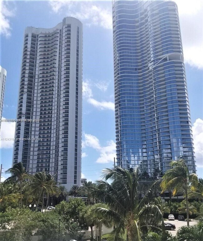 Building Photo - 100 Bayview Dr