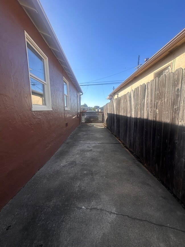 Building Photo - Newly Remodeled 3BD House with Porch, Shed...