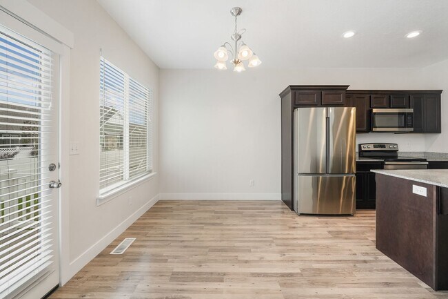 Building Photo - Spacious 4 Bedroom Townhome in Vineyard, UT