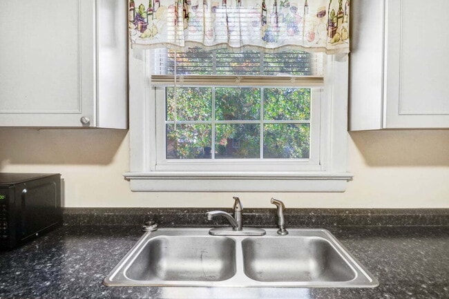 Building Photo - **RENOVATED** 2 BR 1 BA HOME IN GOLDSBORO- close to SJAFB!