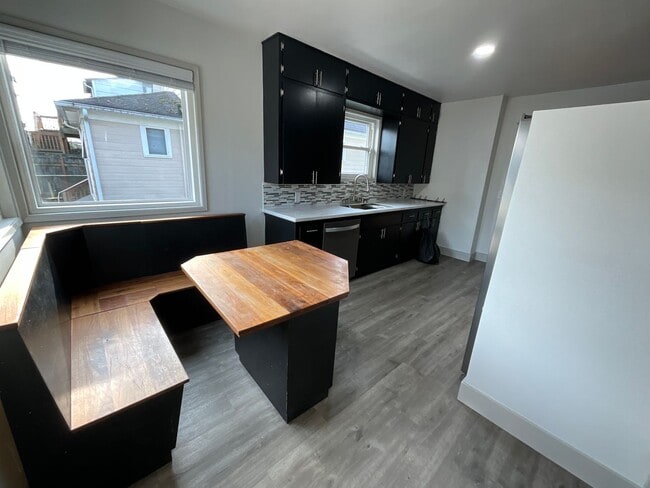 Building Photo - Stunning 3 Bedroom home in Everett