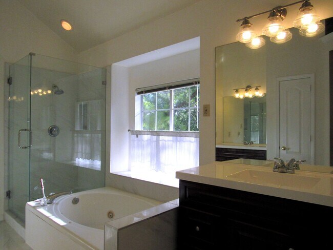 Building Photo - Beautiful 3 bed 2.5 bath Franklin Home