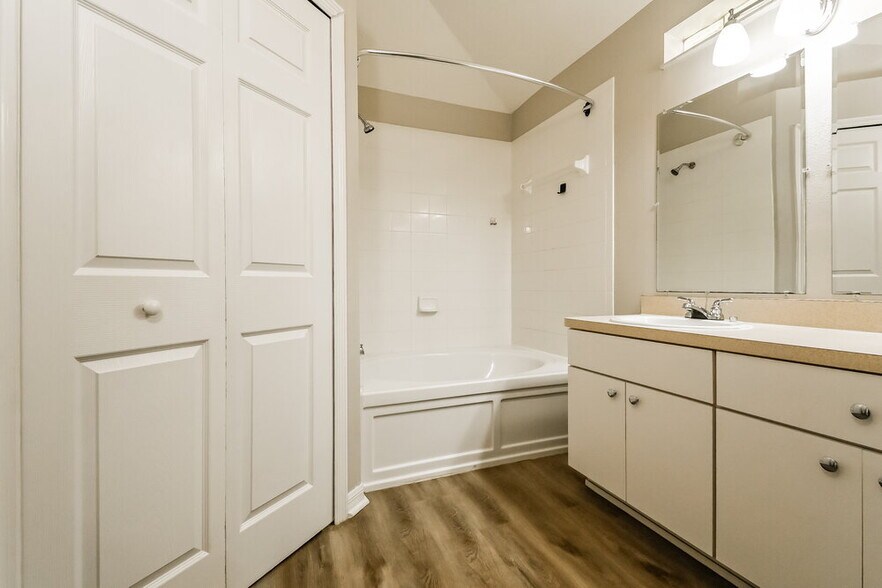 Building Photo - 6127 Skylarkcrest Dr