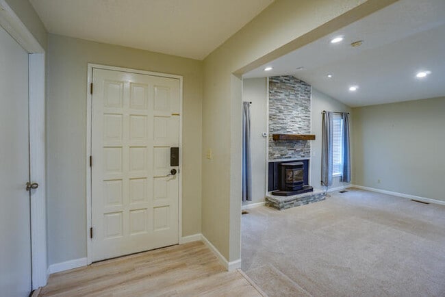 Building Photo - BEAUTIFUL THREE BEDROOM RANCH IN WEST LONGVIEW
