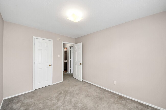 Building Photo - 3919 Vauxhall Dr S