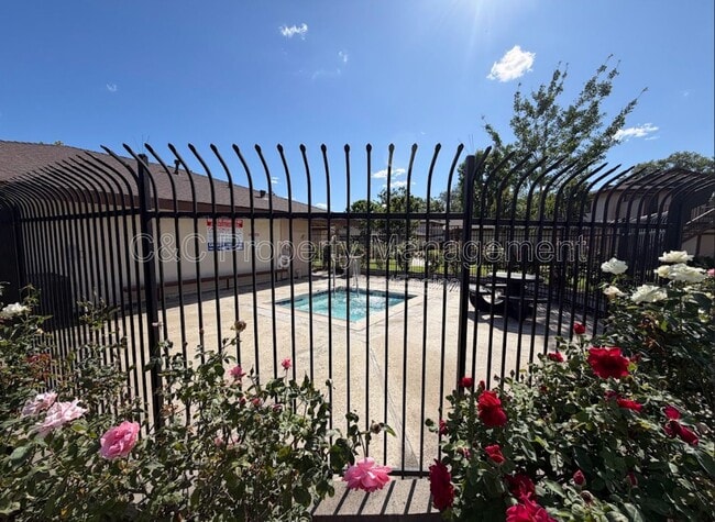 Building Photo - 2061 S Magnolia Ave