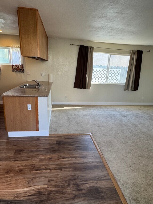 Building Photo - 10920 Apricot St