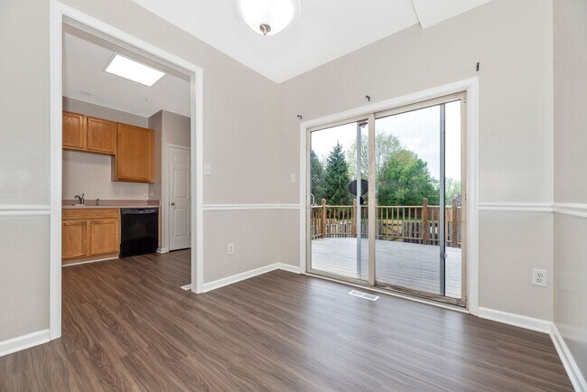 Building Photo - Beautifully Renovated Townhome in Walnut Ridge